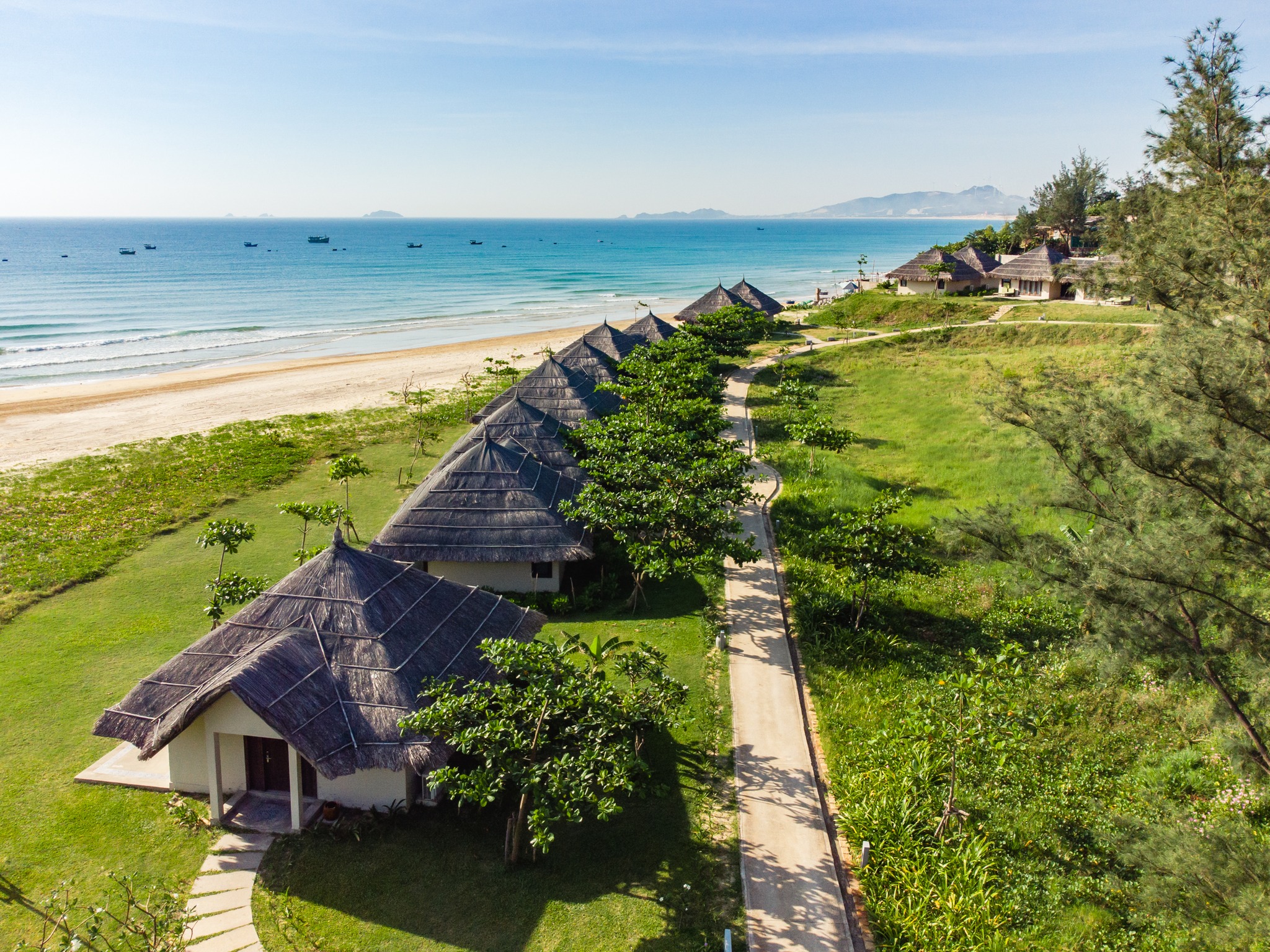 Crown Retreat Quy Nhon Crown Retreat Quy Nhơn sở hữu hồ bơi vô cực và bãi biển riêng