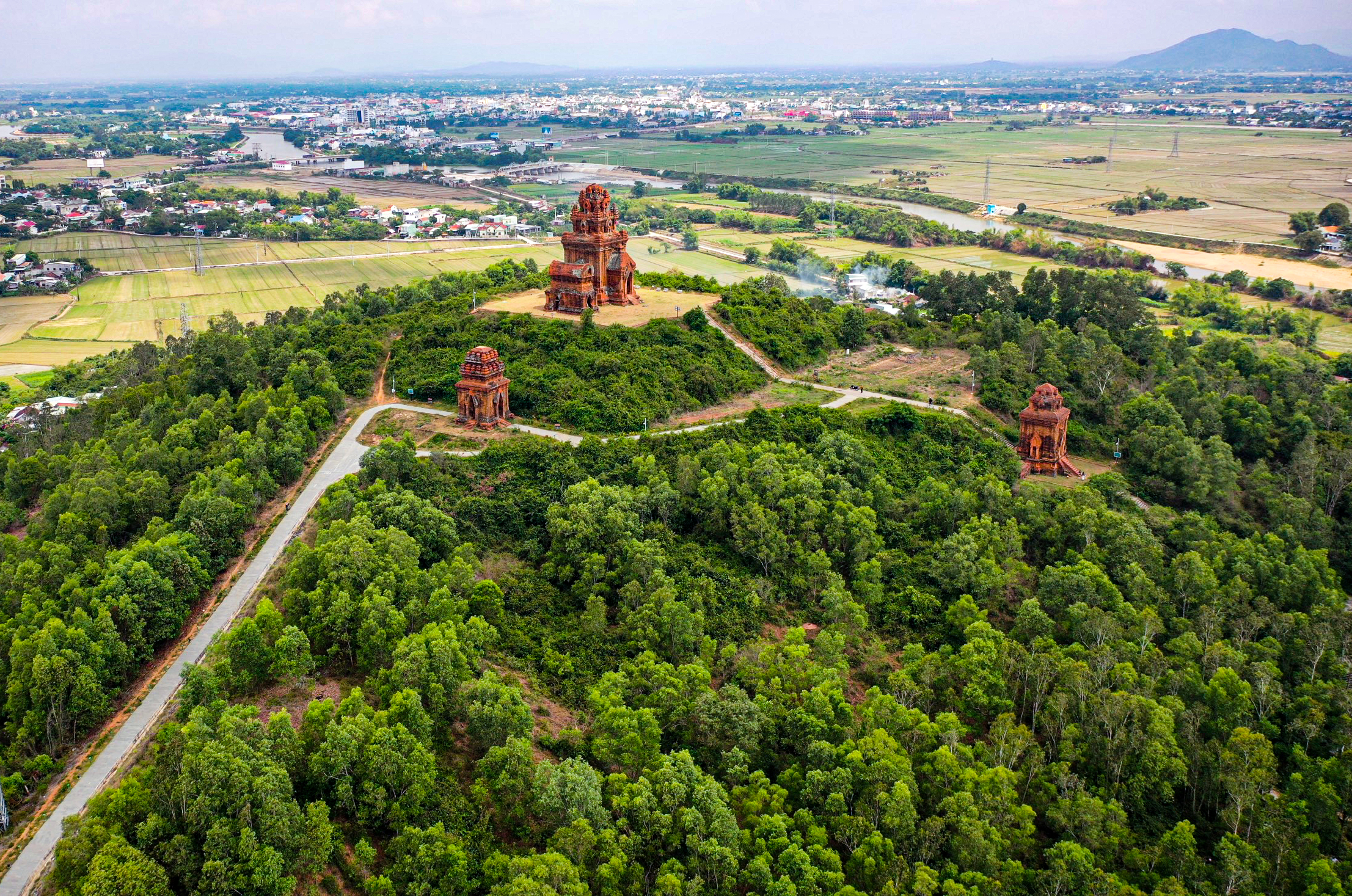 Một trong những quần thể tháp Chăm đẹp nhất Bình Định cũ.