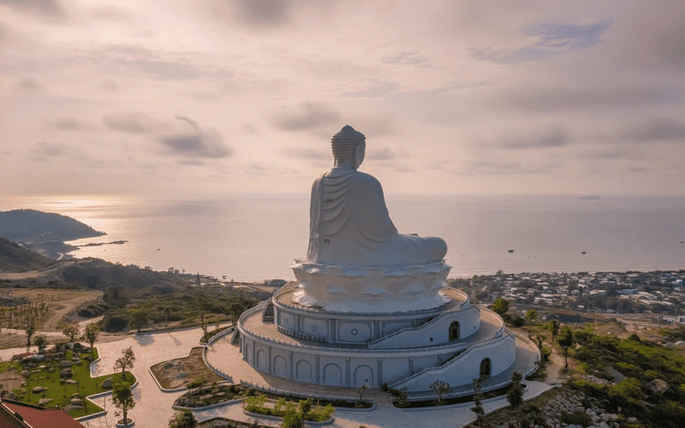 Tượng Phật lớn nhìn ra biển của vùng Gia Lai Biển