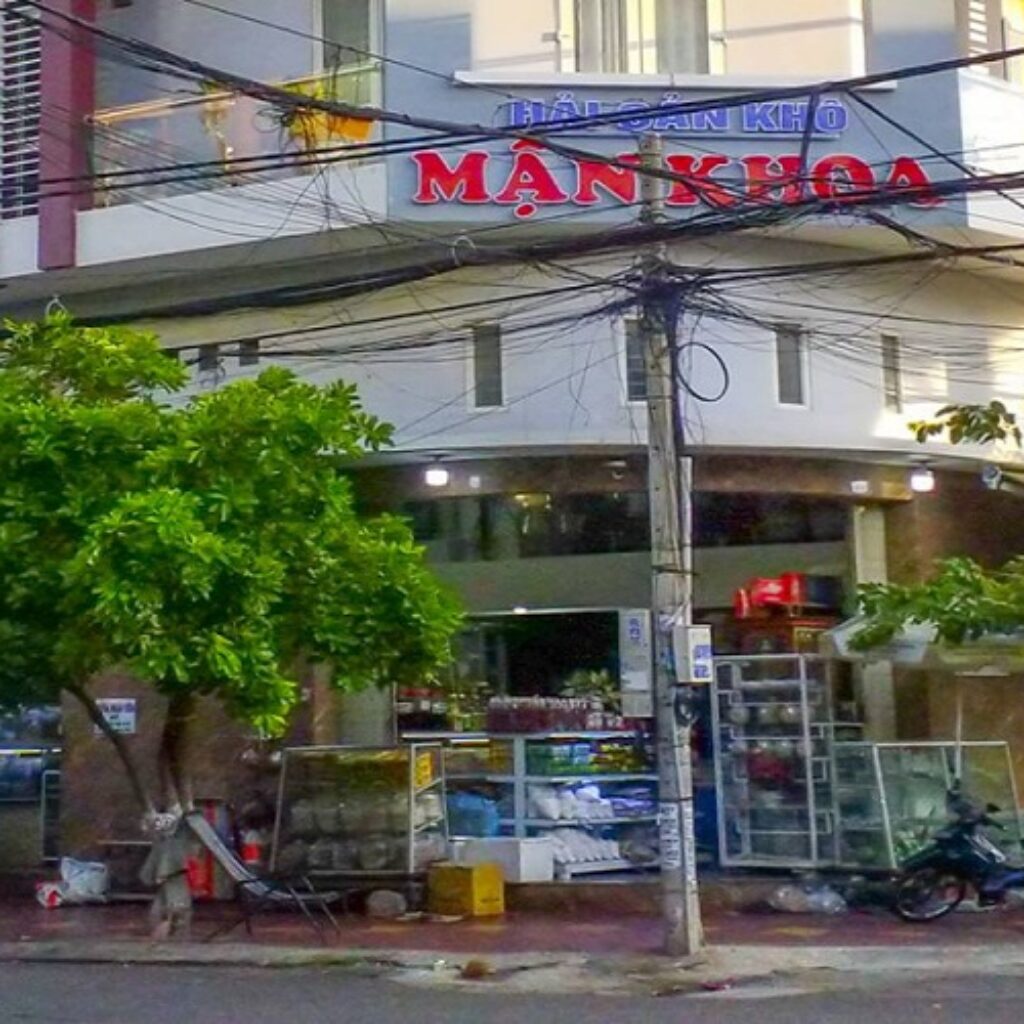 Hải sản khô Mận Khoa là địa chỉ mua bánh dừa nướng quen thuộc tại Quy Nhơn