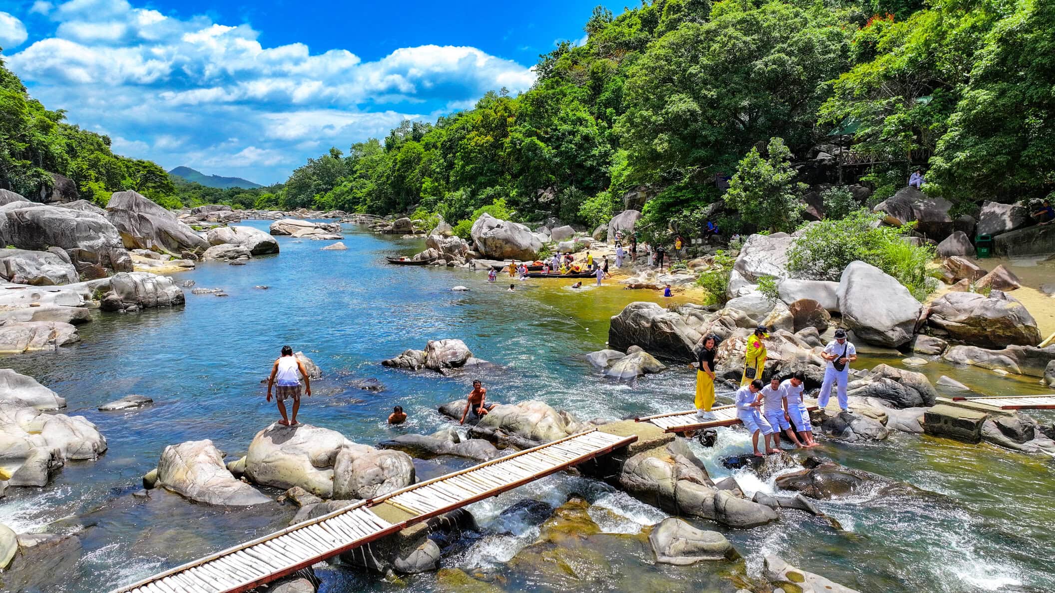 Khám phá vẻ đẹp thiên nhiên tại Khu du lịch Hầm Hô Khám phá vẻ đẹp thiên nhiên tại Khu du lịch Hầm Hô